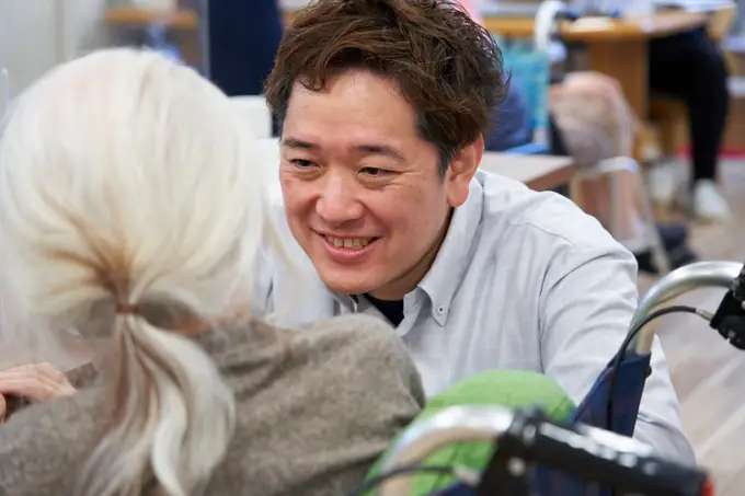 介護職（正社員）／シニア世代活躍中（有料老人ホーム あったかいご東油山）の画像1枚目