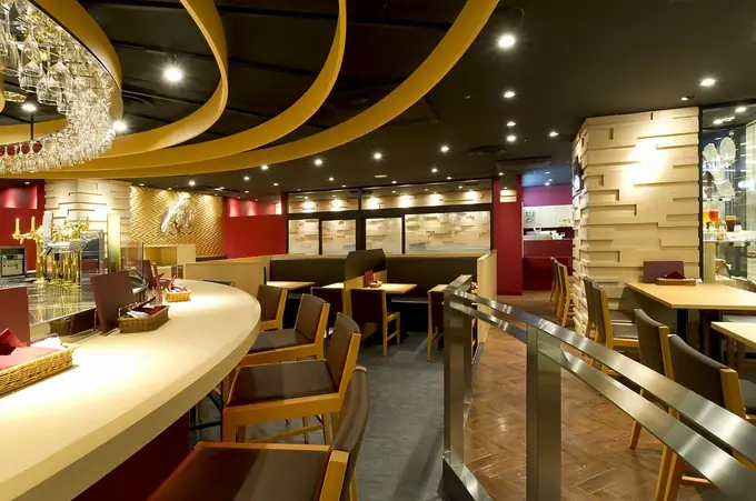 ビアバーのホールスタッフ／60代以上活躍中・1日4時間〜OK（YEBISU BAR 札幌アピア店）の画像1枚目