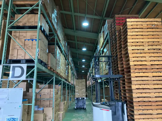 コンテナ荷卸し・商品の入出荷作業／賞与あり/残業なし/完全週休2日制の画像1枚目