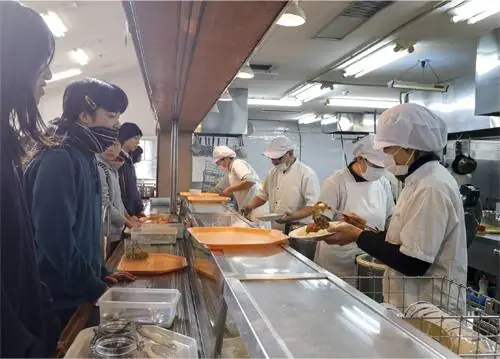 学生食堂・学生寮の調理師／年間休日130日・残業少なめ（シニア世代活躍中）の画像1枚目