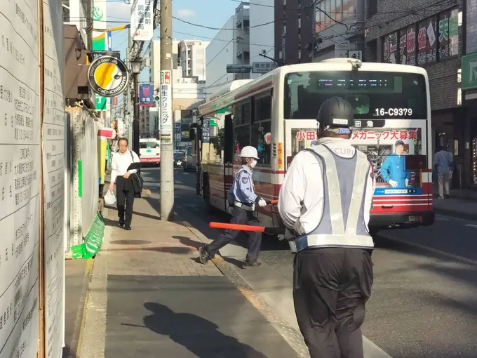 交通誘導警備員（調布市）／未経験者歓迎・完全週休2日制（70代も活躍中企業）の画像1枚目