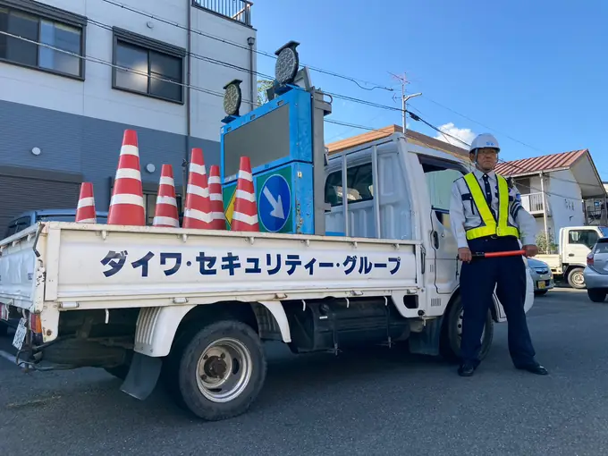 交通誘導警備スタッフ（夜勤）／週1〜OK・未経験でもOK（60代以上も活躍中）の画像1枚目