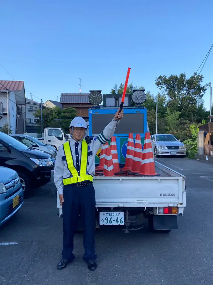 交通誘導警備スタッフ（日勤）／週1〜OK・未経験でもOK（60代以上も活躍中）の画像1枚目