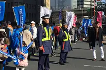 大型車両修理工場内の交通誘導警備／未経験でもOK・シニア世代活躍中の画像1枚目
