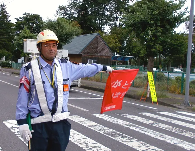 交通誘導スタッフ【東北町】／週3〜4でOK・未経験でもOK（シニア世代活躍中）の画像1枚目