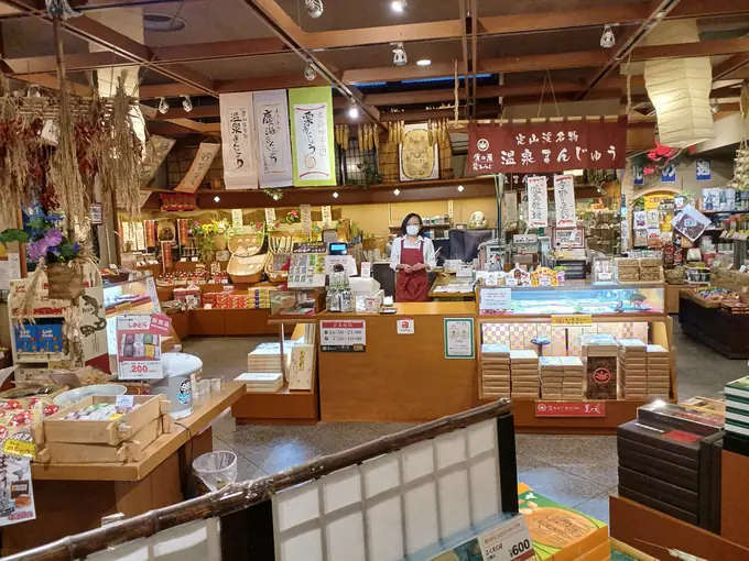 売店・お土産店の店長候補（定山渓鹿の湯・花もみじ 内）／完全週休2日制・シニア世代活躍中の画像1枚目