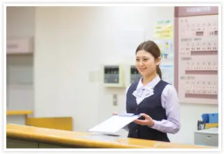 総合病院の医療事務／年間休日121日・駅チカ（シニア世代活躍中）の画像1枚目