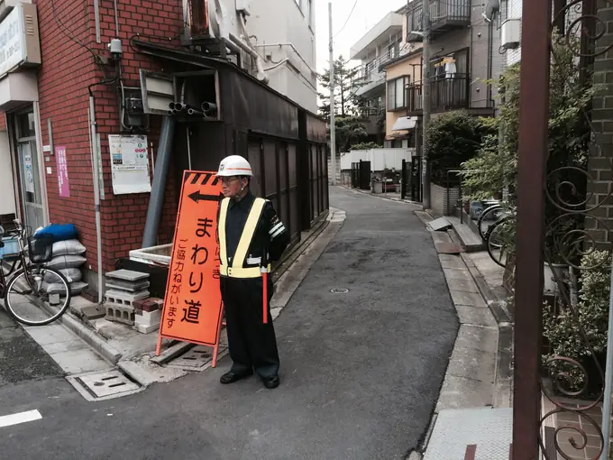 交通誘導警備／年間休日120日・未経験OK（シニア世代活躍中）の画像1枚目