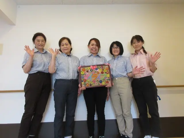 サ高住の介護職員／年齢不問／勤務時間応相談／週2～5日／送迎バスあり／車免許なしOKの画像1枚目