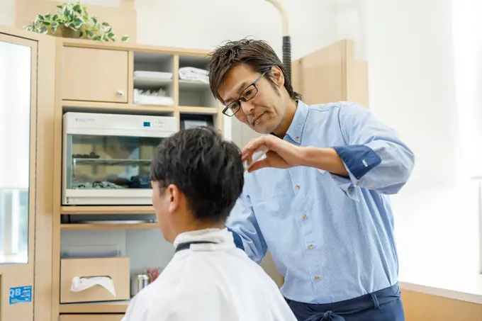 残業少なめ！カット専門店のスタイリスト（QBハウス イオンモール綾川店）／ブランクOK（50代活躍中）の画像1枚目