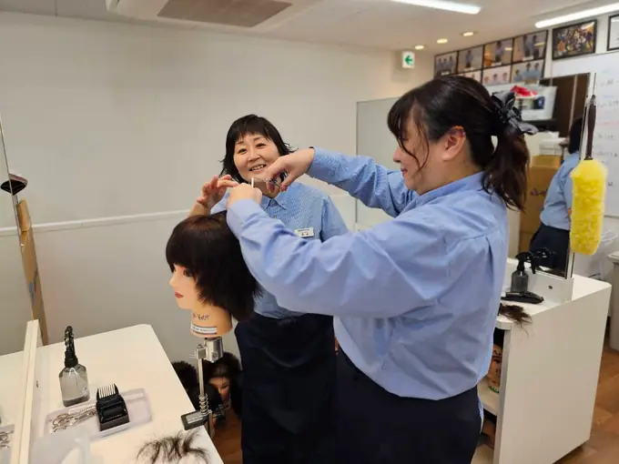 スタイリスト（ゆりかもめ新橋駅店）／駅チカ・残業少なめ（シニア世代活躍中）の画像1枚目