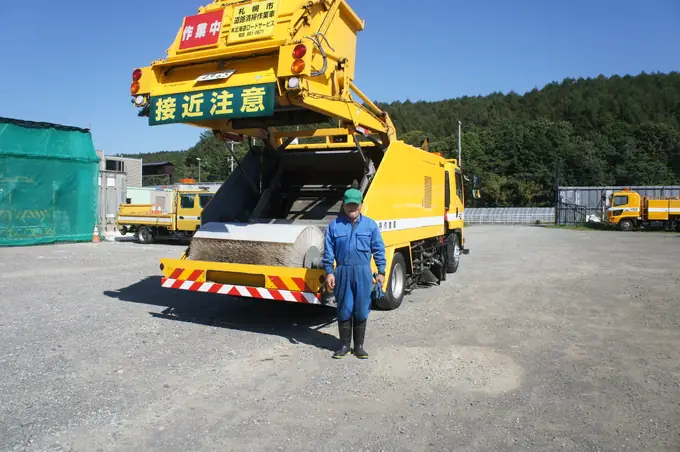 道路清掃業務作業員／完全週休二日・転勤なし・マイカー通勤OK（50代活躍中）の画像1枚目