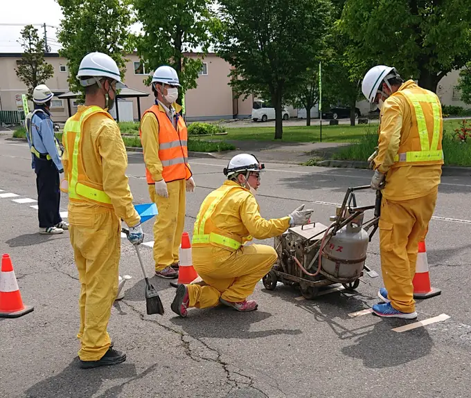 道路区画線・路面標示設置工事施工管理／完全週休二日・マイカー通勤OK（50代活躍中）の画像1枚目