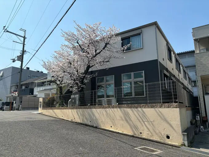 障害者生活介護施設の介護職員／完全週休2日・残業なし（60代以上活躍中）の画像1枚目