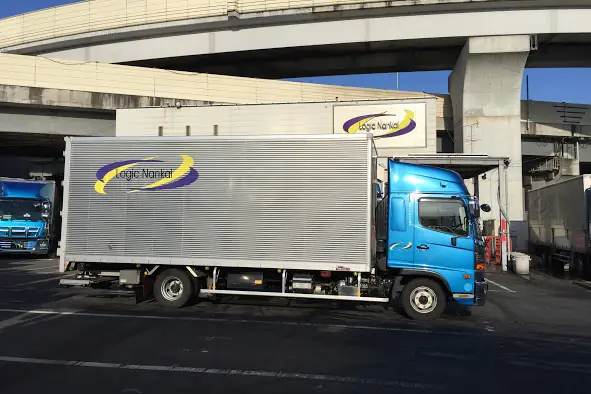 荷役なし×固定ルート！近距離10t配送ドライバー／トラックドライバー未経験でもOK・寮あり（シニア世代活躍中）の画像1枚目