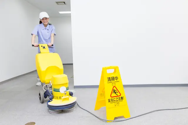1日4時間×週4の商業施設清掃員／未経験でもOK／シニア世代活躍中の画像1枚目
