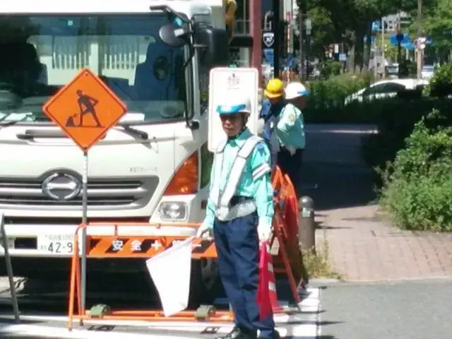 交通誘導警備員／未経験OK／シニア世代活躍中の画像1枚目