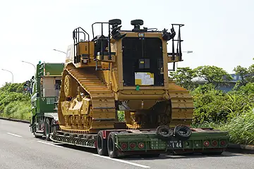 大型トレーラ運転手（重量品貨物輸送）／年間休日118日・50代活躍中の画像1枚目