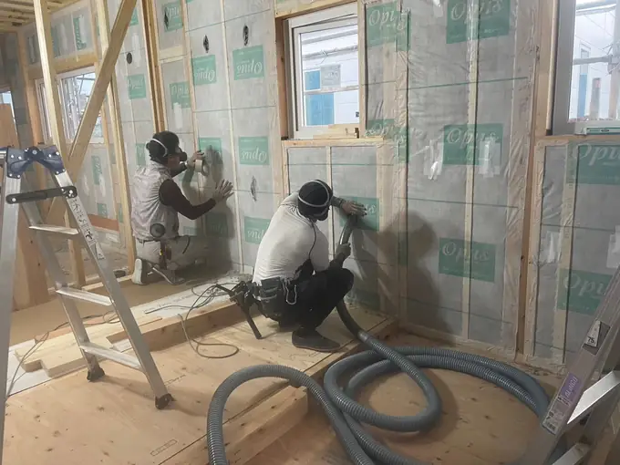 ホウ酸施工作業員（防腐・防蟻・断熱工事の作業）／未経験でもOK・シニア世代活躍中の画像1枚目