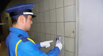 複合商業施設の常駐警備員／未経験OK・駅チカ（シニア世代活躍中）の画像1枚目