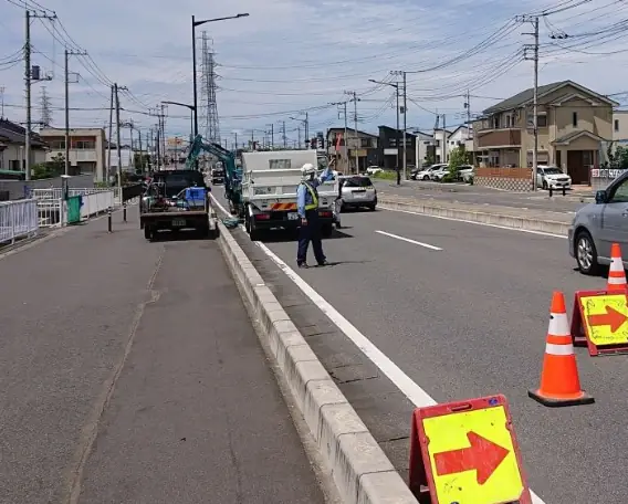 夜勤なし！交通誘導警備／完全週休2日制・未経験OK（60歳以上も活躍中）の画像1枚目