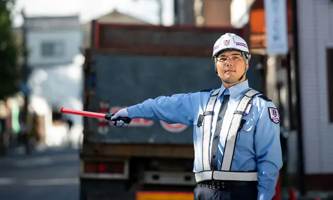 【出たい日だけの自由参加OK！】交通誘導警備（京都市内）／シニア世代活躍中の画像1枚目