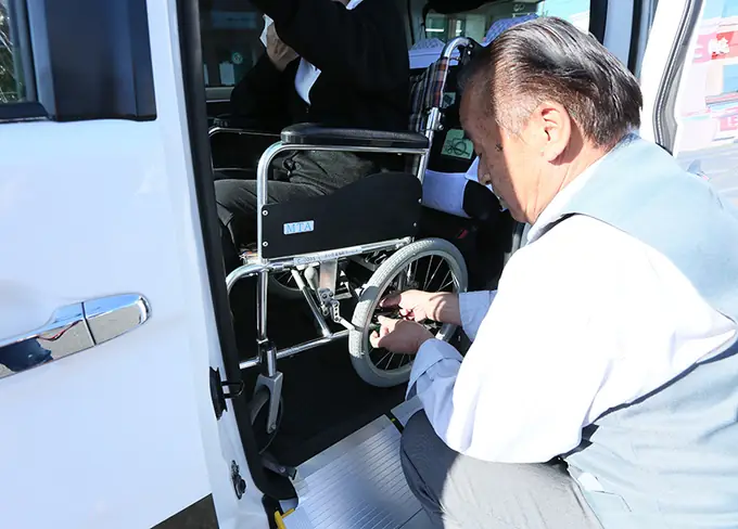 介護タクシー乗務員（本社事業所）／賞与年2回・60代活躍中の画像1枚目