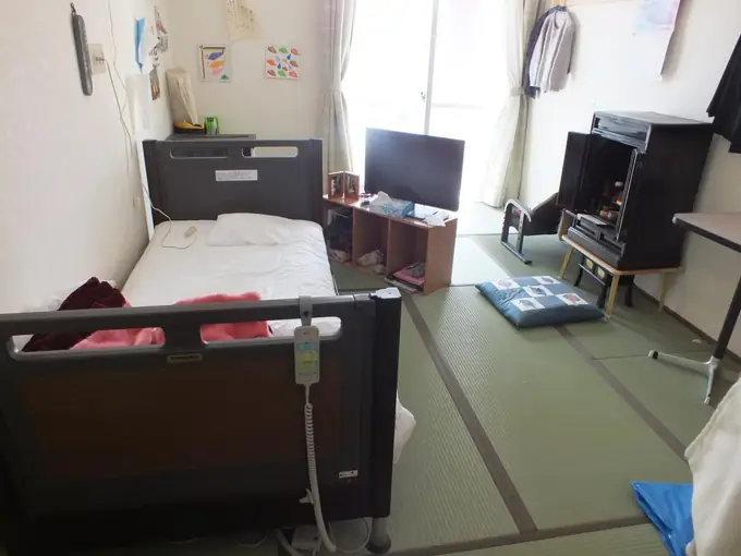 介護スタッフ／残業少なめ・賞与年2回（シニア世代活躍中）の画像1枚目