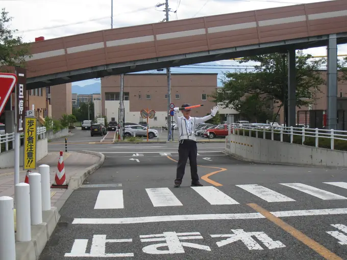 駐車場整理業務（信大病院）／1日4時間でOK／シニア世代活躍中の画像1枚目