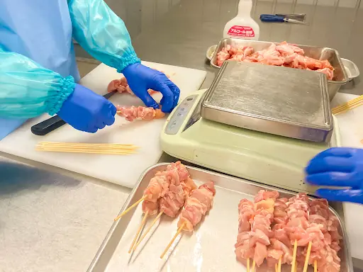 【正社員】工場長・焼き鳥の串打ち／未経験OK／完全週休2日・残業なしの画像1枚目